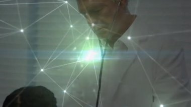 Sunuculardaki entegre devreler üzerinden bağlantı ağının animasyonu. Küresel bağlantılar teknolojisi ve dijital arayüz kavramı dijital olarak oluşturulmuş video.