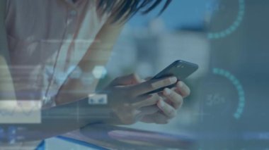 Akıllı telefon kullanan melez bir kadın üzerinde veri işleme animasyonu. Küresel iş ve dijital arayüz kavramı dijital olarak oluşturulmuş video.