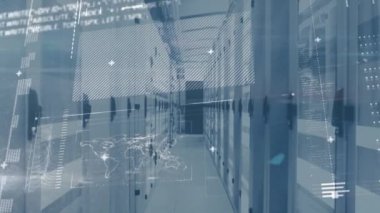Sunucu odasında veri işleme animasyonu. küresel teknoloji ve dijital arayüz kavramı dijital olarak oluşturulmuş video.