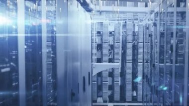 Sunucuların üzerindeki veri işleme ve ışıkların animasyonu. Bilgisayarlar, ağ, veri işleme ve teknoloji konsepti dijital olarak oluşturulmuş video.