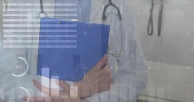 Beyaz doktor portresi üzerinde hareket eden grafik ve verilerle arayüz ekranının animasyonu. Dijital bileşik, hologram, bilgi, fütüristik, tıbbi ve sağlık konsepti.