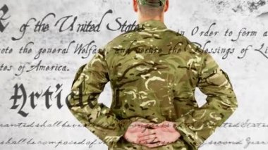 Yazıların animasyonu ve Amerikan bayrağı üzerinde beyaz erkek askerin arkası. Amerikan vatanseverliği, ordu ve özgürlük kavramı dijital olarak oluşturulmuş video