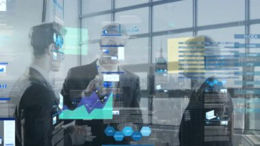 Dijital arayüzde hareket eden grafik verilerin animasyonu, ofiste tartışan beyaz meslektaşlar. Dijital bileşik, çoklu pozlama, iş, teknoloji, veri, bulut hesaplama, geliştirme.