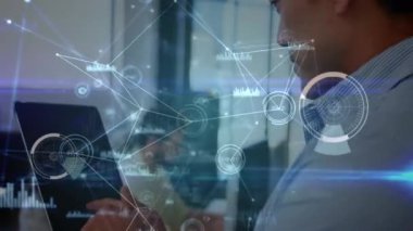 Tablet kullanan gülümseyen Asyalı adamın portresi üzerinde hareketli grafikler ve 5G metinlerle dairelerin animasyonu. Bilgi, fütüristik, telekomünikasyon ve teknoloji kavramı.