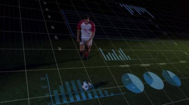 Veri işleme animasyonu ve sahadaki beyaz futbolcu istatistikleri. Küresel spor, rekabet, bilgisayar ve veri işleme kavramı dijital olarak oluşturulmuş video.