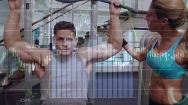 Beyaz adamın kadın eğitmenle egzersiz yapması üzerine istatistik ve veri işleme animasyonu. Spor, egzersiz, fitness ve veri işleme konsepti dijital olarak oluşturulmuş video.