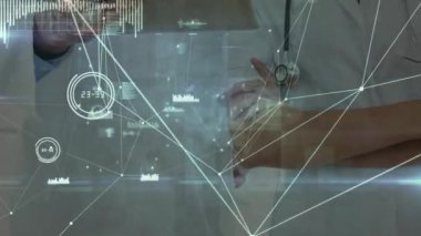 Tablet kullanan farklı doktorların veri işleme ve bağlantı ağının animasyonu. Küresel tıp, sağlık ve bağlantılar konsepti dijital olarak oluşturulmuş video.