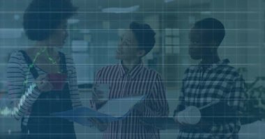 Ofiste kahve içerken çok ırklı meslektaşların tartıştığı grafik verilerinin animasyonu. Dijital bileşik, çoklu pozlama, iş, teknoloji, kalkınma, ekonomi, toplantı.