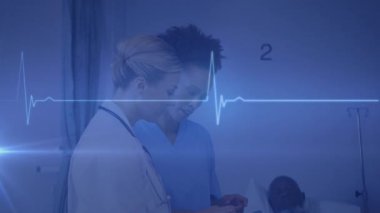 Hastanedeki çeşitli kadın doktor ve sağlık çalışanlarının kalp atış hızı monitörünün animasyonu. Tıbbi sağlık ve teknoloji konsepti
