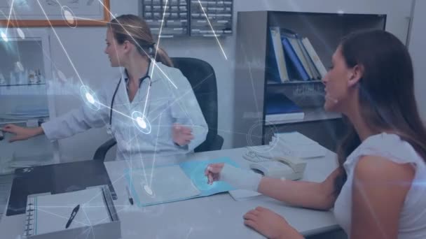 多様な女性医師や患者とのつながりのアニメーション 接続と技術の概念デジタル生成されたビデオ — ストック動画