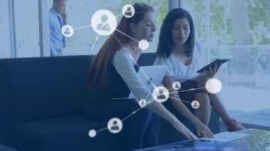 Ofiste birlikte tartışan farklı kadın meslektaşlar üzerinde profil simgelerinin oluşturulması. Küresel ağ ve iş teknolojisi kavramı