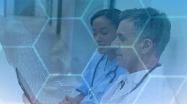 Erkek ve kadın doktorların arka planda tartıştığı moleküler yapıya birden fazla maruz kalma. Bilim, tıp mesleği, sağlık hizmeti, teknoloji.