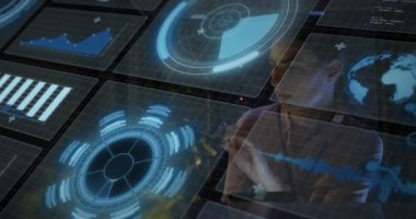 Beyaz kadın çalışanın sunucu odasında veri işleme animasyonu. Küresel iş ve dijital arayüz kavramı dijital olarak oluşturulmuş video.