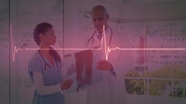 Çeşitli erkek doktor ve kadın sağlık çalışanlarının raporları tartışırken kalp atış hızı monitörünün animasyonu. Tıbbi sağlık ve teknoloji konsepti