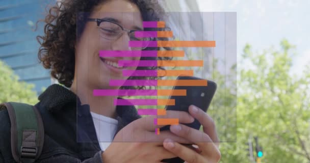 Animacja Kolorowego Wykresu Nad Uśmiechniętym Dwurasowym Człowiekiem Przy Użyciu Smartfona — Wideo stockowe