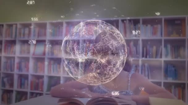 Анімація Цифрового Глобуса Цифрами Обертаються Над Кавказькою Книгою Читання Дівчат — стокове відео