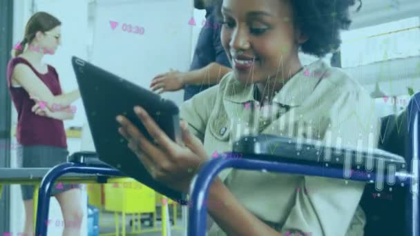 Animación Gráficos Financieros Sobre Mujer Afroamericana Feliz Con Discapacidad Usando — Vídeos de Stock