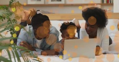 Arkadaşlarının elektronik aletler kullanması üzerine renkli yapboz parçaları ve otizm metinlerinin animasyonu. Okula ve eğitim konseptine dönüş.