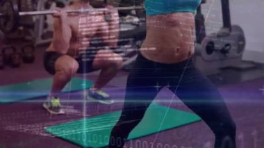 Beyaz bir erkek ve kadının ağırlıklarla egzersiz yapması üzerine istatistik ve veri işleme animasyonu. Spor, egzersiz, fitness ve veri işleme konsepti dijital olarak oluşturulmuş video.