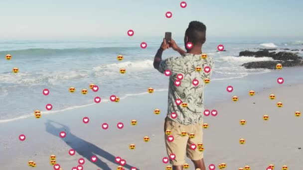 Анімація Серця Любові Афроамериканцях Робить Фотографії Смартфонів Сонячному Пляжі Глобальна — стокове відео