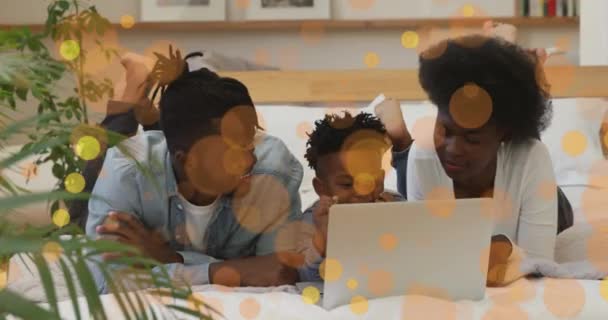 아이들 장치를 사용하여 친구들에게 자폐증 텍스트를 애니메이션으로 줍니다 학교와 교육의 — 비디오