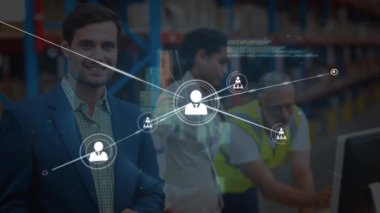 Noktaları birleştiren profil simgelerinin animasyonu, depodaki meslektaşlarıyla beyaz yönetici. Dijital bileşik, çoklu pozlama, küresel iş, noktaları, verileri, ağı, teknolojiyi birleştirin.