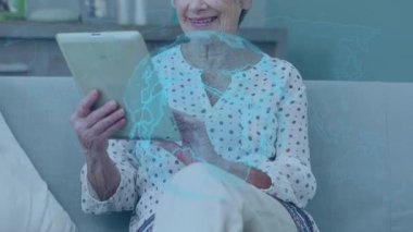 Evinde tablet kullanan Kafkasyalı mutlu bir kadının üzerinde dünya haritası ve dünyanın animasyonu. Ağ, iletişim, küresel bağlantılar ve dijital olarak oluşturulmuş video konsepti.