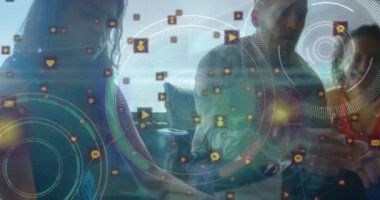 Sosyal medya ve bilgisayar simgeleriyle çevrelerin animasyonu ofiste tartışan meslektaşlar üzerinde. Hologram, dijital kompozit, çoklu pozlama, iş dünyası, takım çalışması, internet ve teknoloji kavramı.