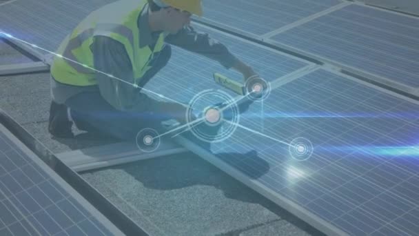 Animacja Sieci Połączeń Nad Męskim Inżynierem Ustawiającym Panele Słoneczne Dachu — Wideo stockowe