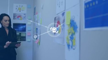 Ofiste dijital tablet kullanan beyaz kadın üzerindeki dijital simge ağının animasyonu. Küresel ağ ve iş teknolojisi kavramı