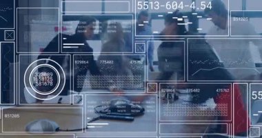 Ofisteki çeşitli iş adamları üzerinde dijital ekranlarda veri işleme animasyonu. İş, veri işleme ve teknoloji konsepti dijital olarak oluşturulmuş video.