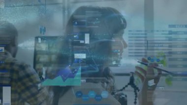 Akıllı telefon kullanan Asyalı kadının istatistik ve veri işleme animasyonu. Küresel iş, bağlantılar, dijital arayüz ve dijital olarak oluşturulmuş veri işleme kavramı.