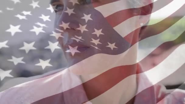 Анимация Флага Америки Размахивающего Задумчивой Белой Средневзрослой Женщиной Смотрящей Сторону — стоковое видео