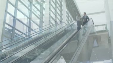 Tabletli çeşitli erkek iş arkadaşları şehir manzarası üzerinde yürüyen merdiven hakkında konuşuyor. İletişim, çeşitlilik, iş ve iş konsepti dijital olarak oluşturulmuş video.
