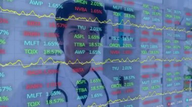 Hastanedeki Asyalı erkek doktorun portresi üzerinde hareket eden dijital ticaret kurulunun animasyonu. Dijital bileşik, çoklu pozlama, tıbbi, sağlık, yatırım ve finans kavramı.