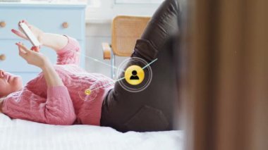 Profil simgelerinin telefon kullanan ve yatakta uzanan beyaz kadın üzerindeki çizgilere bağlanması. Dijital bileşik, çoklu pozlama, telekomünikasyon, rahatlama, ev ve teknoloji konsepti.