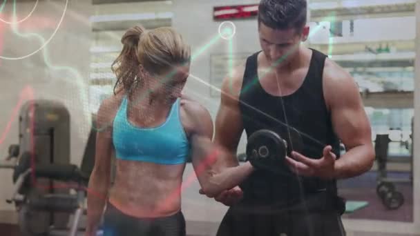 Beyaz Kadın Spor Salonundaki Erkek Fitness Eğitmeninin Arayüz Işleme Verilerinin — Stok video