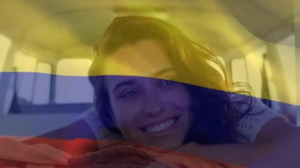 Анимация Флага Колумбии Машущего Улыбающейся Белой Женщиной Сидящей Заднем Сиденье — стоковое видео