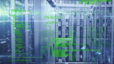 Sunucuların üzerindeki veri işleme ve ışıkların animasyonu. Bilgisayarlar, ağ, veri işleme ve teknoloji konsepti dijital olarak oluşturulmuş video.