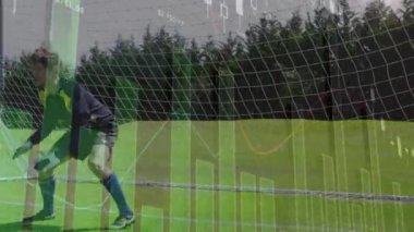 Veri işleme ve Kafkas futbol kalecisinin sahadaki istatistiklerinin animasyonu. Küresel spor, rekabet, bilgisayar ve veri işleme kavramı dijital olarak oluşturulmuş video.