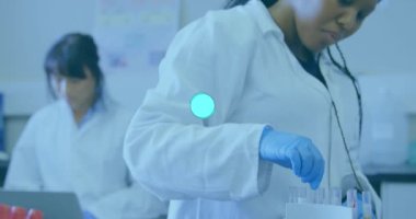 Laboratuvarda çalışan Afrikalı Amerikalı kadın bilim adamı üzerinde yuvarlak tarayıcının animasyonu. Tıbbi araştırma ve bilim teknolojisi kavramı