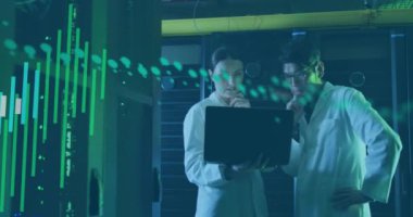 Sunucu odasındaki çeşitli işçiler üzerinde veri işleme animasyonu. küresel iş ve dijital arayüz kavramı dijital olarak oluşturulmuş video.