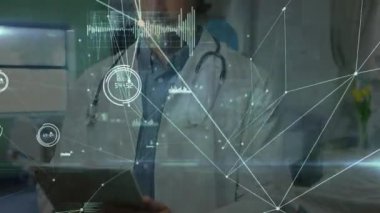 Kafkasyalı doktor üzerinden veri işleme ağı ile bağlantıların animasyonu. Küresel tıp, bağlantılar ve dijital arayüz konsepti dijital olarak oluşturulmuş video.
