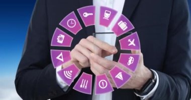 Seyahat ikonları ve tablet kullanan beyaz adam animasyonu. Küresel seyahat, teknoloji, dijital arayüz ve dijital olarak oluşturulmuş veri işleme kavramı.
