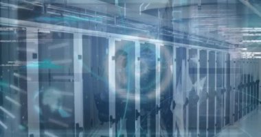 Bilgisayar devre kartı ile teknoloji odasında tarama ve veri işleme animasyonu. Çevrimiçi güvenlik siber suç ve veri işleme kavramı dijital olarak oluşturulmuş video.