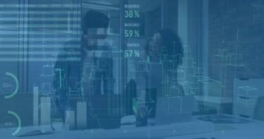 Ofisteki çeşitli iş adamları üzerinde veri işleme ve dijital şehrin animasyonu. Küresel iş, bilgisayar ve dijital arayüz kavramı dijital olarak oluşturulmuş video.