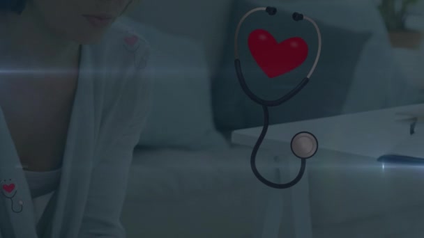 Animation Roter Herzen Mit Stethoskopen Über Einem Kaukasischen Patienten Der — Stockvideo