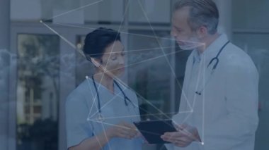Veri işlemenin animasyonu ve çeşitli doktorların konuşmaları üzerine bağlantı ağı. Küresel tıp, sağlık ve bağlantılar konsepti dijital olarak oluşturulmuş video.