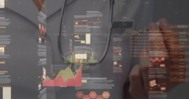 Gülümseyen beyaz kadın doktor üzerinde grafik ve verilerle dijital arayüz ekranının animasyonu. Dijital bileşik, hologram, portre, bilgi, fütüristik, tıbbi ve sağlık konsepti.