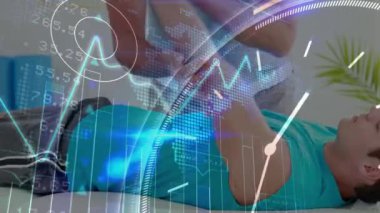Kafkas erkek fizyoterapist ve hastanın orta bölümündeki grafik ve zaman animasyonları. Sağlık, ilaç, finans, zaman ve teknoloji konsepti dijital olarak oluşturulmuş video.